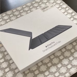 Apple iPad Pro 11” or Apple iPad Air Smart Keyboard